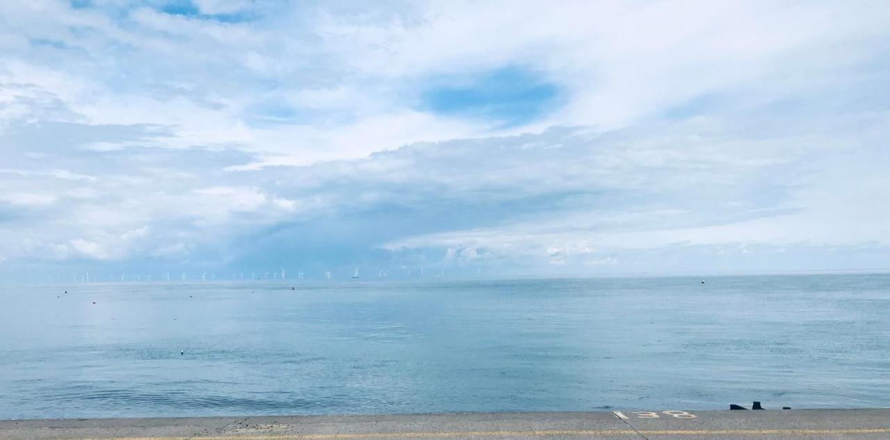 Beautiful Beachfront Retreat With A Stunning Sea View For The Ultimate Escape Away From The Busy World Below Herne Bay Buitenkant foto