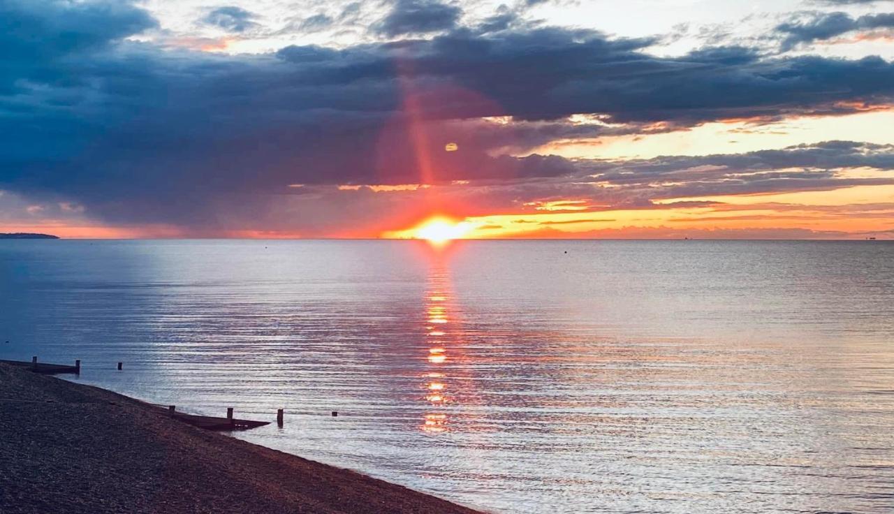 Beautiful Beachfront Retreat With A Stunning Sea View For The Ultimate Escape Away From The Busy World Below Herne Bay Buitenkant foto