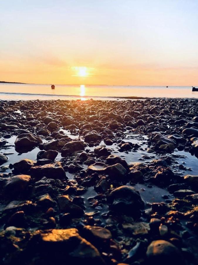 Beautiful Beachfront Retreat With A Stunning Sea View For The Ultimate Escape Away From The Busy World Below Herne Bay Buitenkant foto