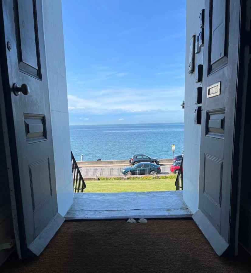 Beautiful Beachfront Retreat With A Stunning Sea View For The Ultimate Escape Away From The Busy World Below Herne Bay Buitenkant foto